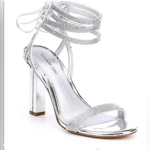 Gianni Bini Elegant Silver heels with diamonds